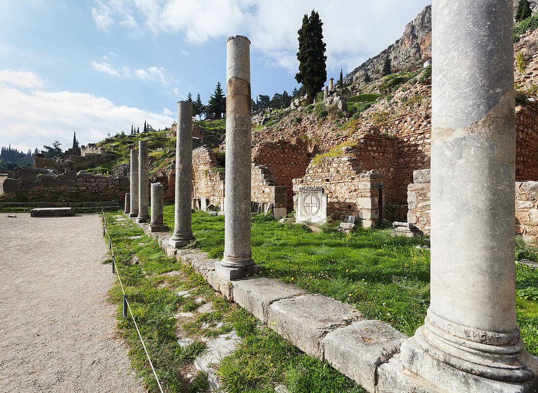 Säulen an einer Ruinenstätte; Delphi, Griechenland
