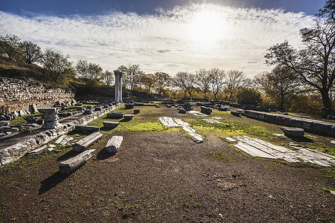 Ruinen von Steinmauern und Säulen; Philippi, Griechenland