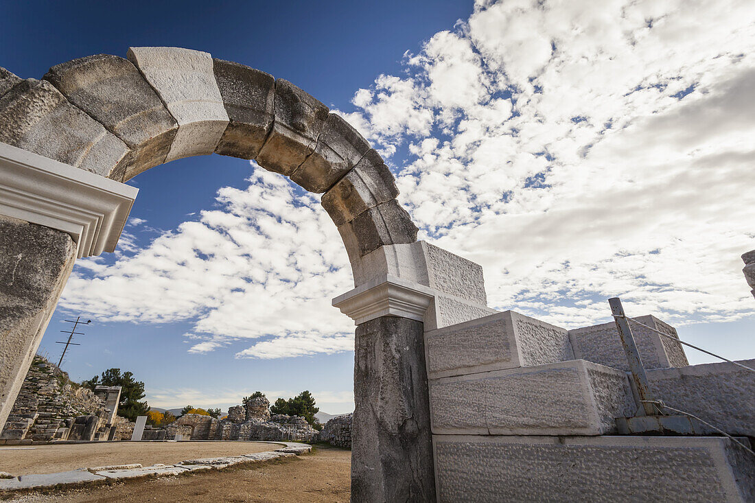 Steinbogen am Eingang des Amphitheaters; Philippi, Griechenland