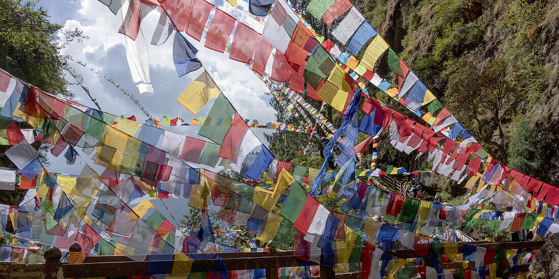 Farbenfrohe Gebetsfahnen; Paro, Bhutan
