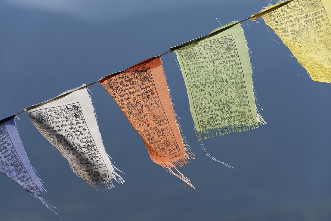 Farbenfrohe Gebetsfahnen; Paro, Bhutan