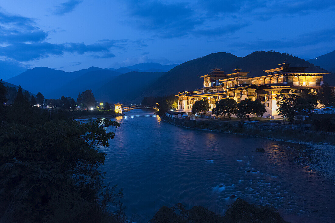 Punakha Dzong in der Abenddämmerung beleuchtet; Punakha, Bhutan