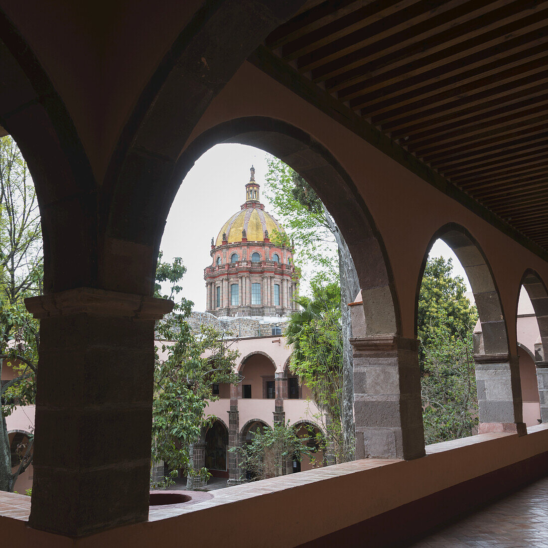 Bunte Nonnenkirche mit Kuppel durch Bögen betrachtet; San Miguel De Allende, Guanajuato, Mexiko