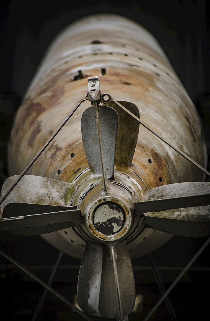 Ein entschärfter Torpedo wird auf einer belebten Straße abgelegt; Stockholm, Schweden