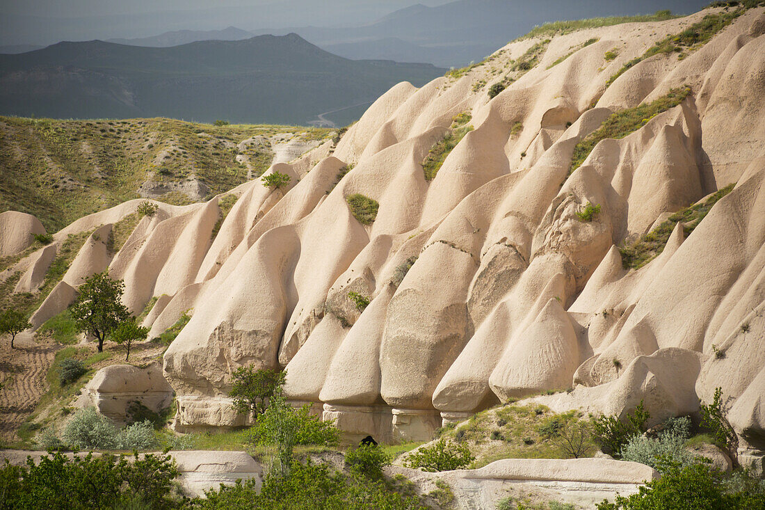 Vulkanische Felsformationen im Goreme-Tal bei Uchisar; Kappadokien, Türkei