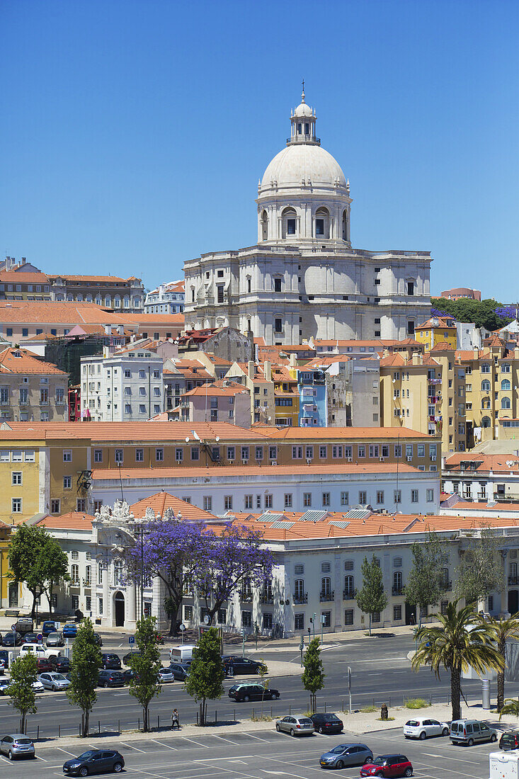 Kuppel von Santa Engracia in Lissabons historischem Stadtteil Alfama, vom Fluss Tejo aus gesehen; Lissabon, Portugal