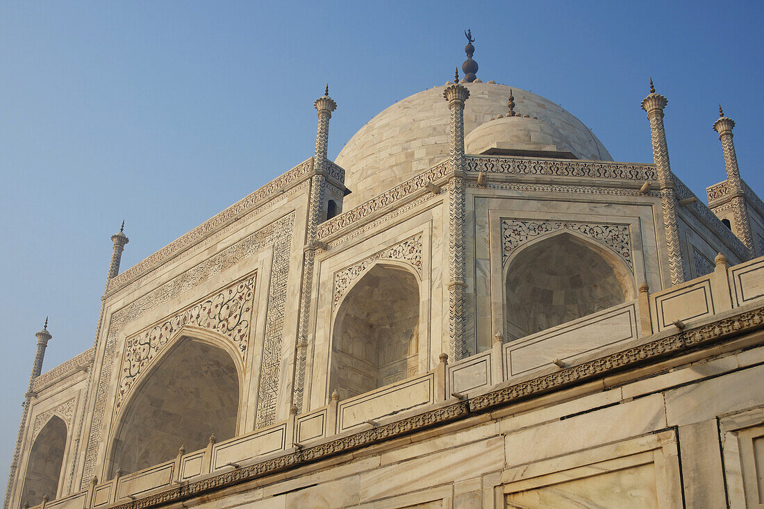 Niedriger Blickwinkel auf die Seite des Taj Mahal; Agra, Jaipur, Uttar Pradesh, Indien