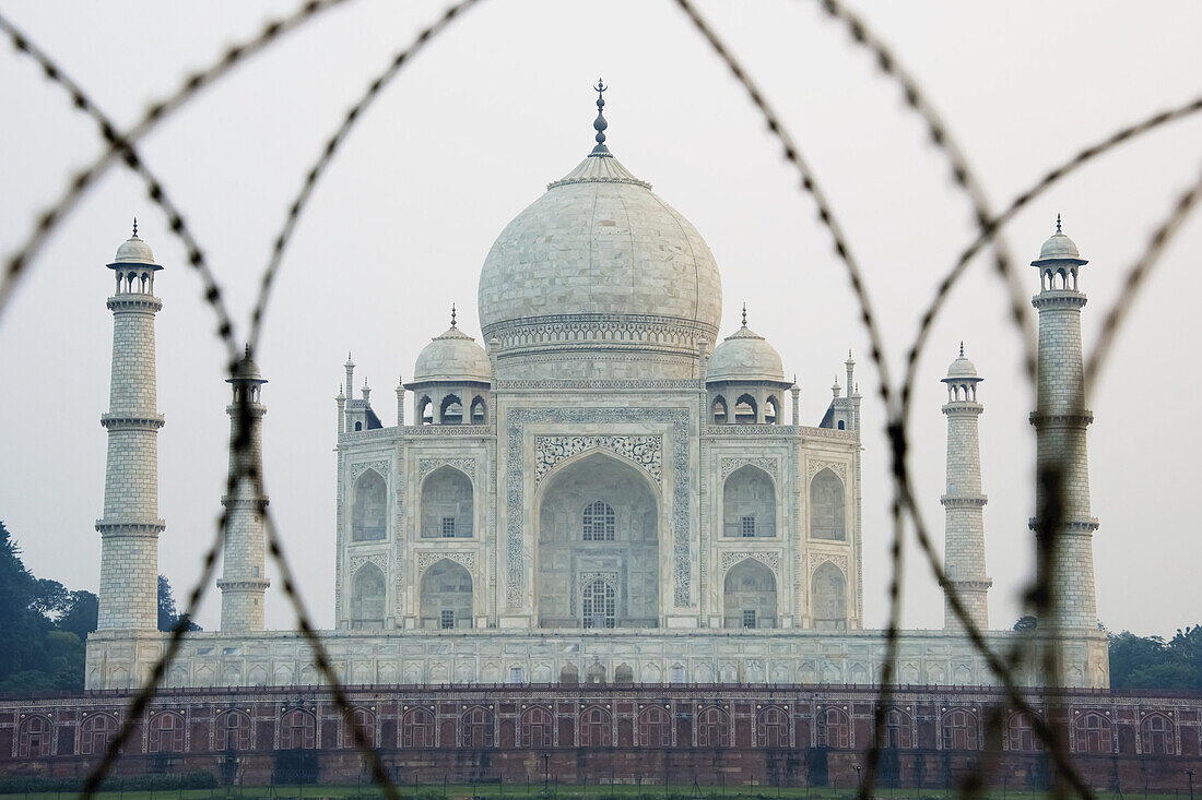 Taj Mahal durch Stacheldraht; Agra, Uttar Pradesh, Indien