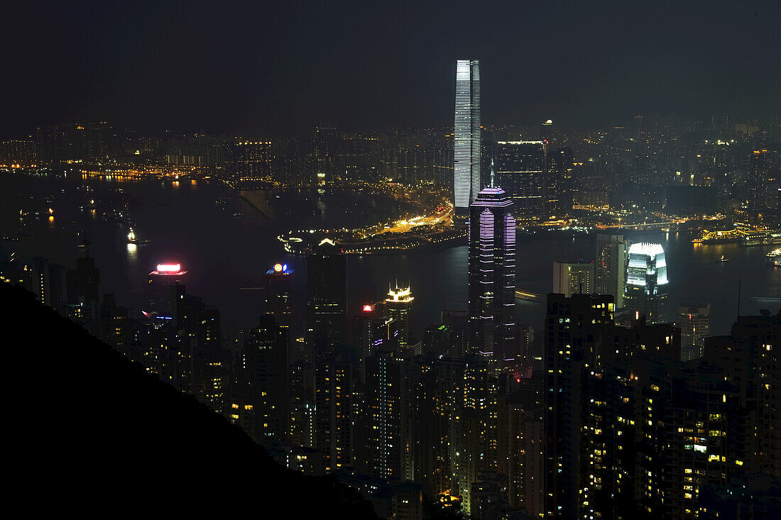 Victoria Harbour Docks beleuchtet bei Nacht; Hongkong, China