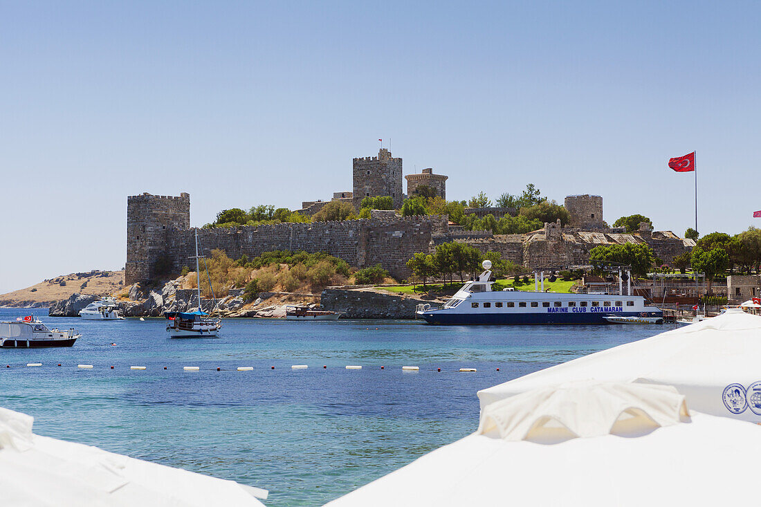 Boote im Hafen und türkische Flagge; Bodrum, Türkei