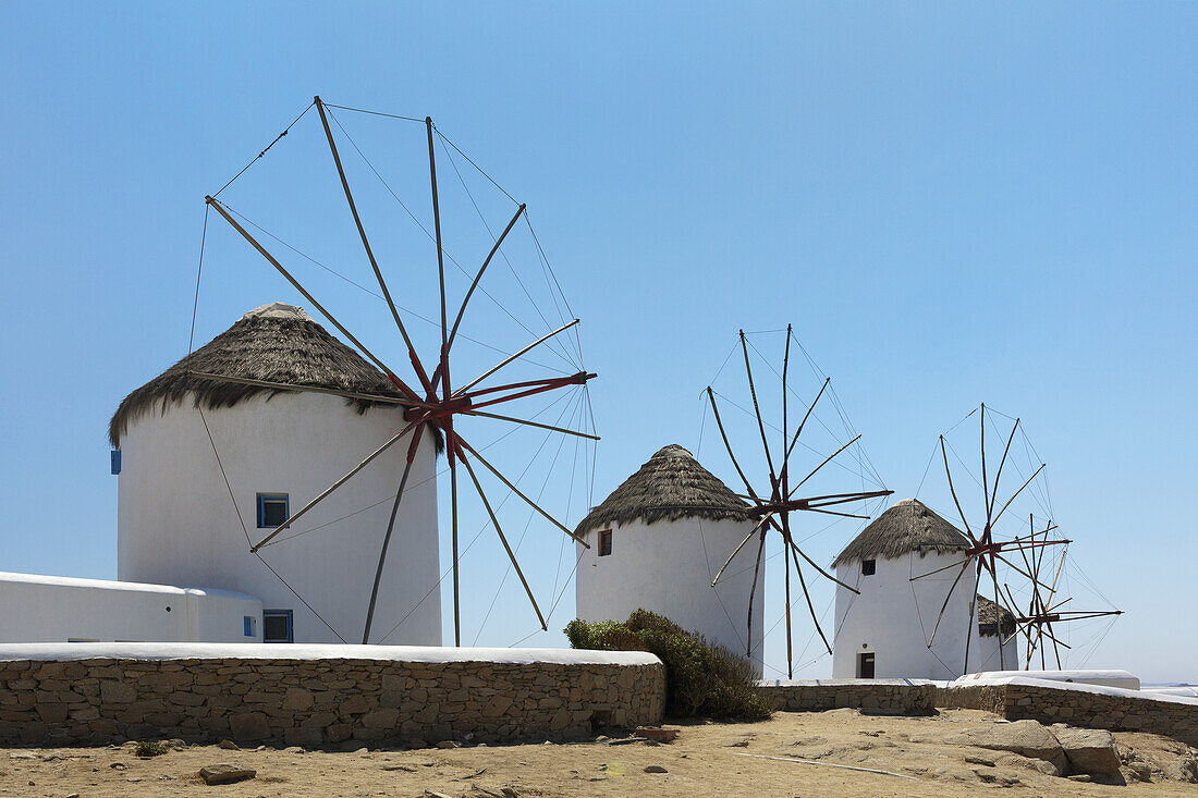 Traditionelle Windmühlen; Chora, Mykonos, Griechenland
