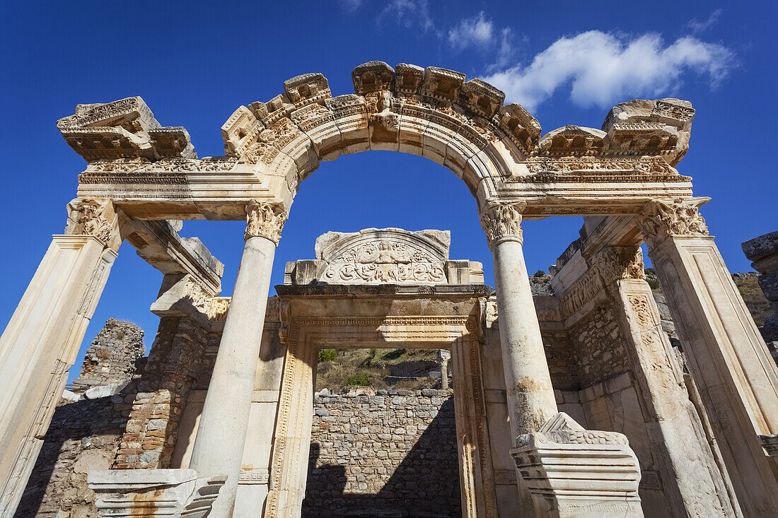 Hadrianstempel, eines der besterhaltenen und schönsten Bauwerke an der Curetes-Straße, erbaut vor 138 n. Chr. von P. Quintilius und dem Kaiser Hadrian gewidmet; Ephesus, Türkei