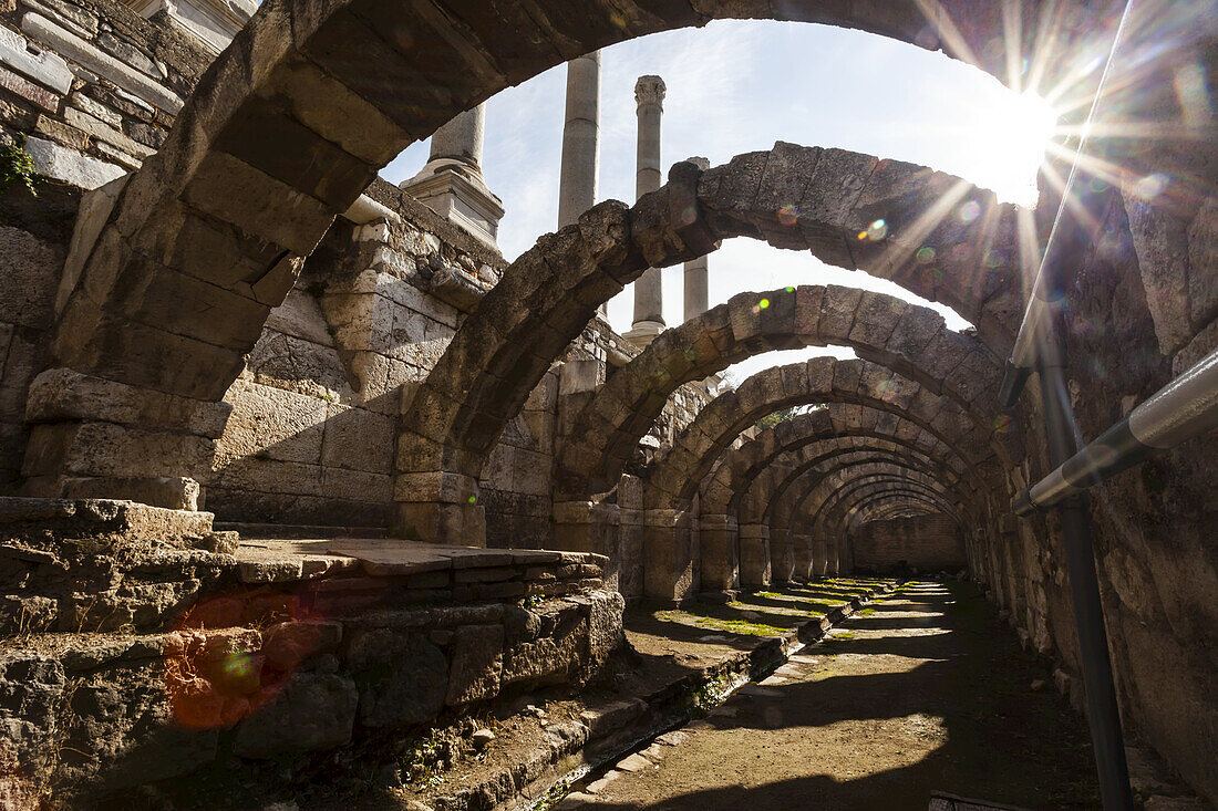 Antike Ruinenstätte mit Säulen und Bögen; Smyrna, Türkei