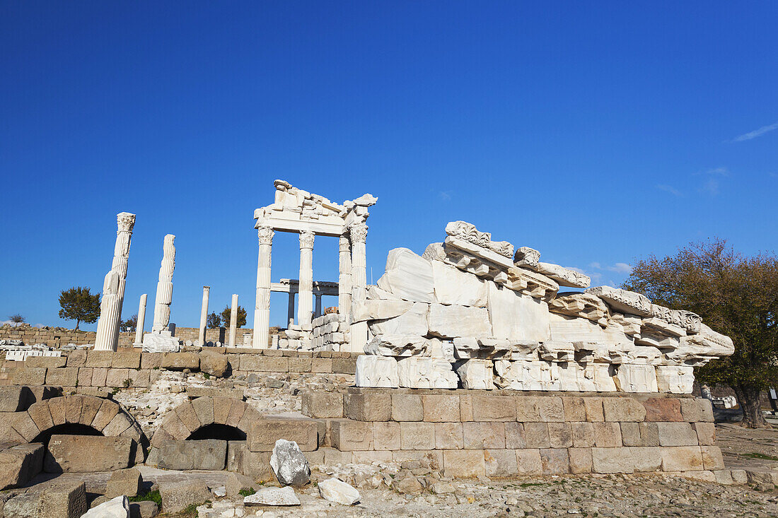 Ruinen des Trajanstempels; Pergamon, Türkei