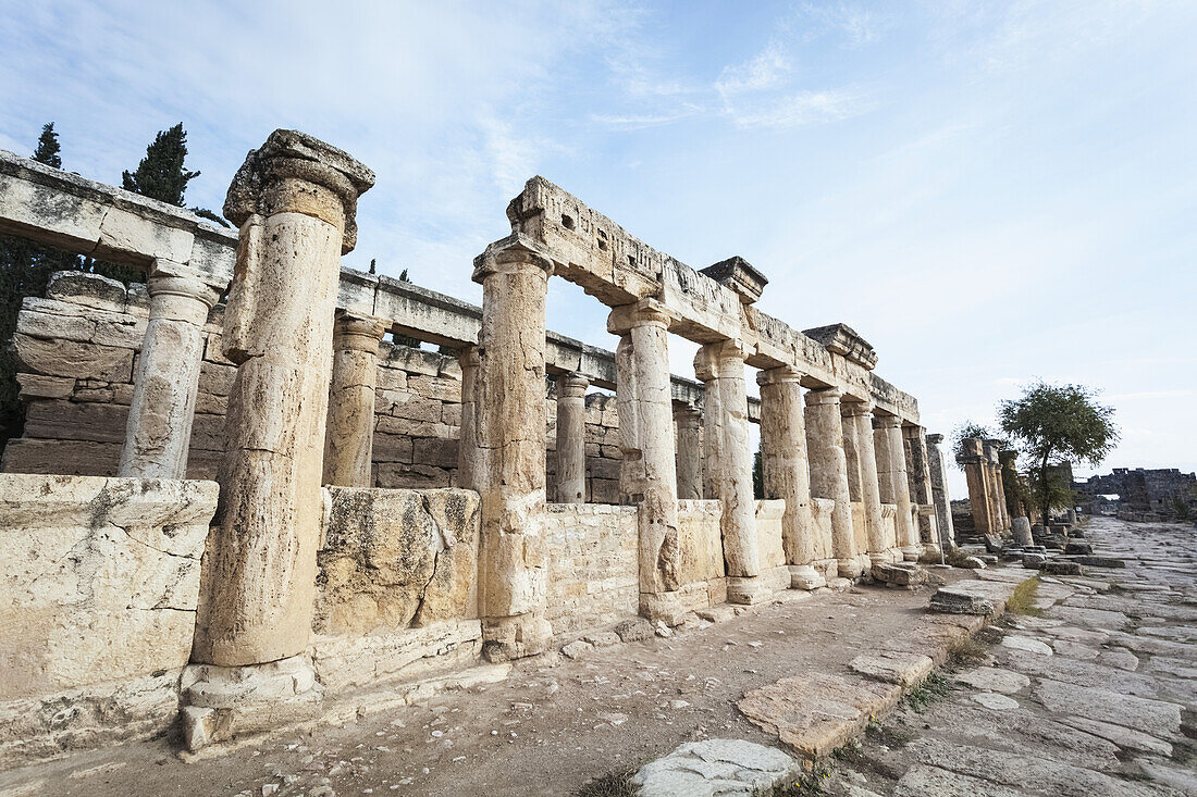 Die Latrine, erbaut vor dem Ende des ersten Jahrhunderts n. Chr., als sie aufgrund eines Erdbebens zusammenbrach; Pamukkale, Türkei