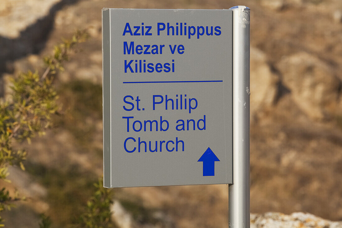 Schild mit Pfeil, das auf das Grab des Heiligen Philippus und die Kirche hinweist; Pamukkale, Türkei