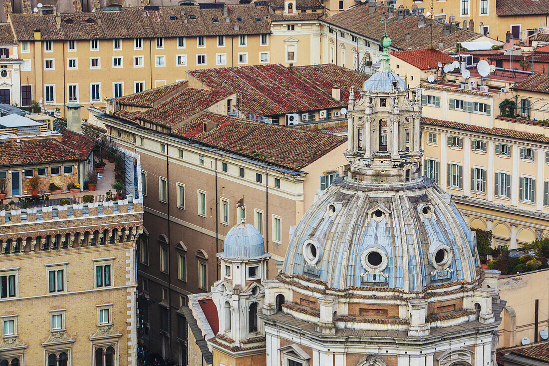 Kuppel eines Kirchendachs mit Kreuz und verschiedenen anderen Gebäuden; Rom, Italien
