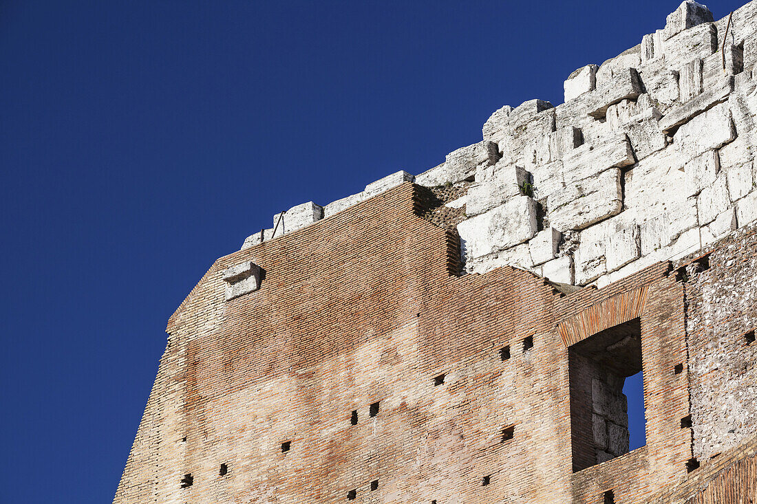 Ruinen einer Steinmauer; Rom, Italien