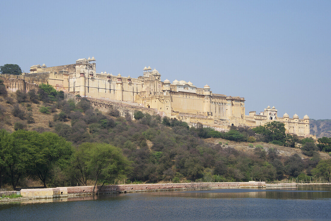 Amber Fort von der anderen Seite des Sees aus gesehen; Jaipur, Bundesstaat Rajasthan, Indien