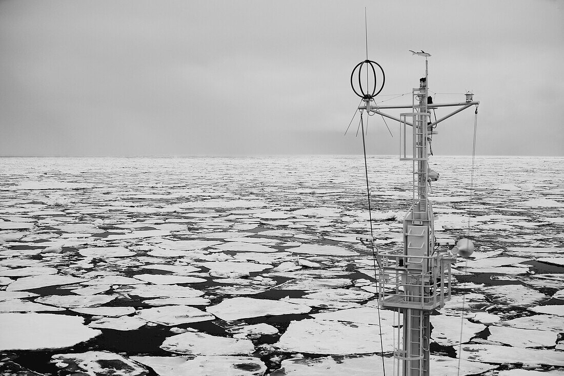 Mast eines Schiffes im mit Treibeis gefüllten Meer; Spitzbergen, Svalbard, Norwegen