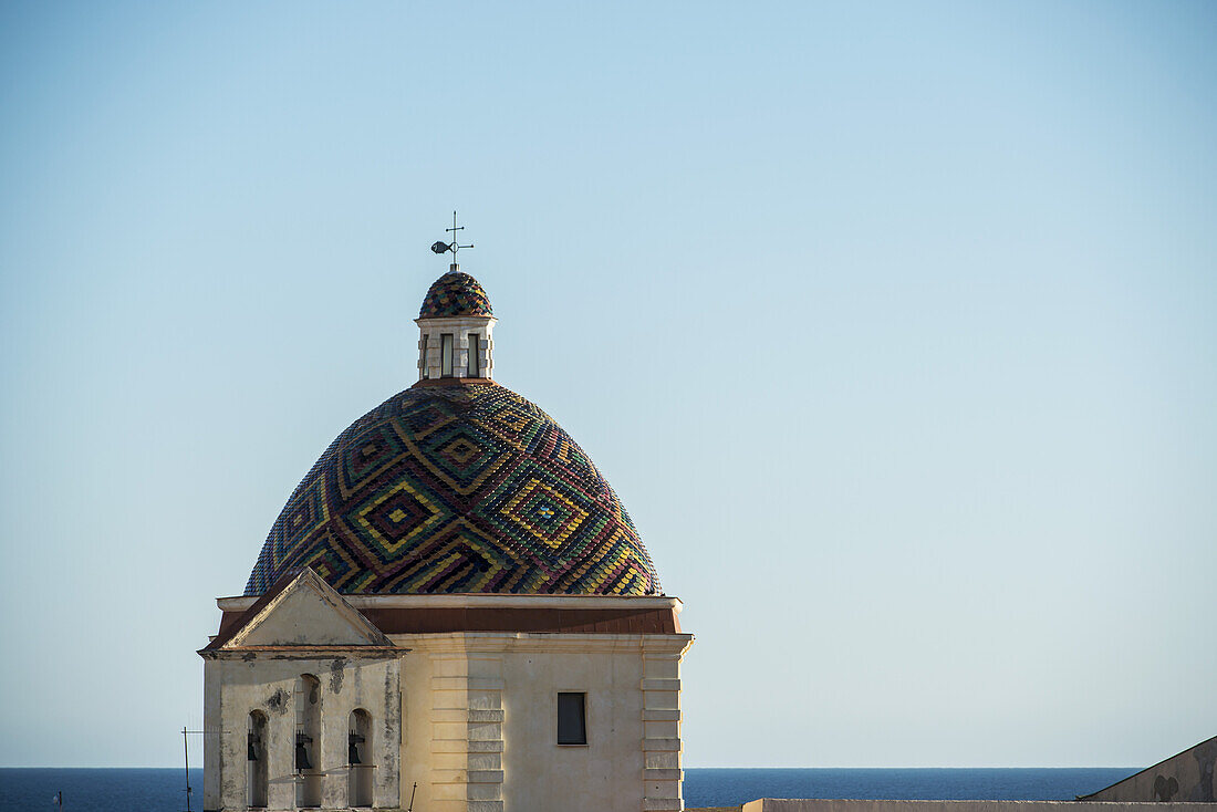 Schöne Mosaike an der Kuppel der Kirche St. Michael; Alghero, Sardinien, Italien