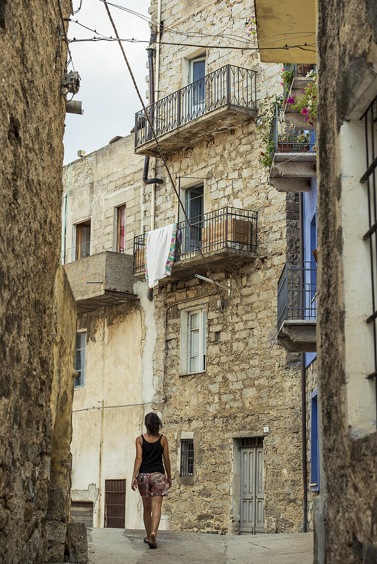 Straße mit alten Steingebäuden; Orgosolo, Sardinien, Italien