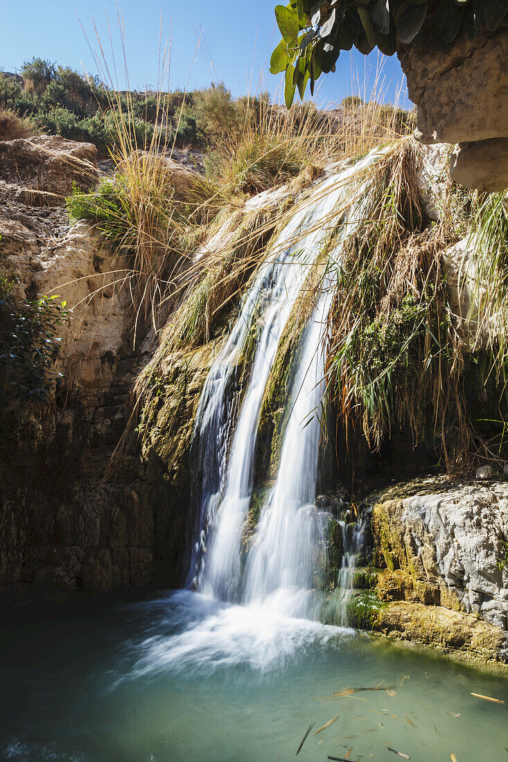 David und seine Männer hielten sich in Ein Gedi auf und genossen sicherlich das frische Wasser, das vom Wüstenplateau herabfiel. Es gibt mehrere Wasserfälle unterschiedlicher Größe, die sich ihren Weg zum Toten Meer bahnen; Ein Gedi, Israel