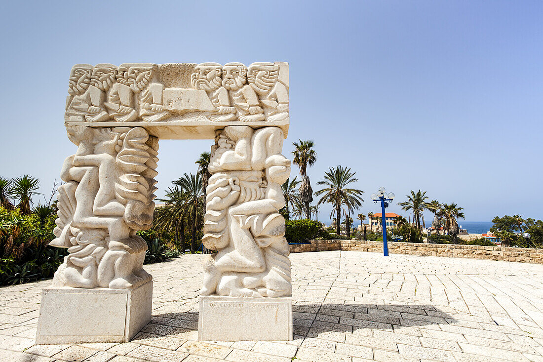 Geschnitzte Struktur aus weißem Stein mit Abbildungen menschlicher Figuren; Joppa, Israel