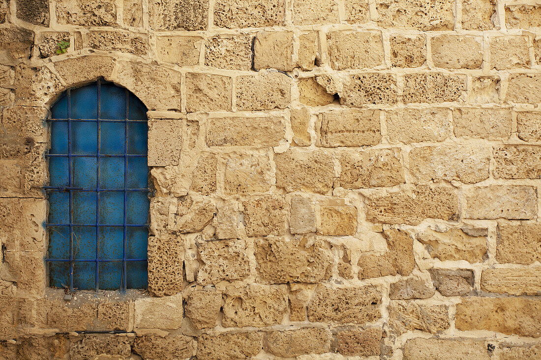 Fenster mit blauem Glas an einer Steinmauer; Joppa, Israel