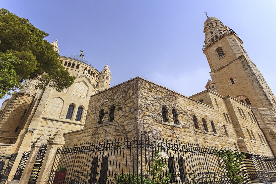 Kirchengebäude mit Turm vor blauem Himmel; Jerusalem, Israel