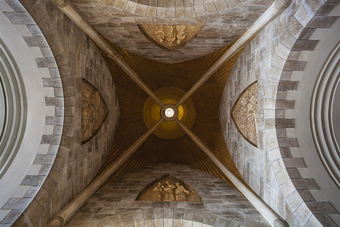 Blick von unten auf die Decke im Inneren der Tear Drop Church; Jerusalem, Israel