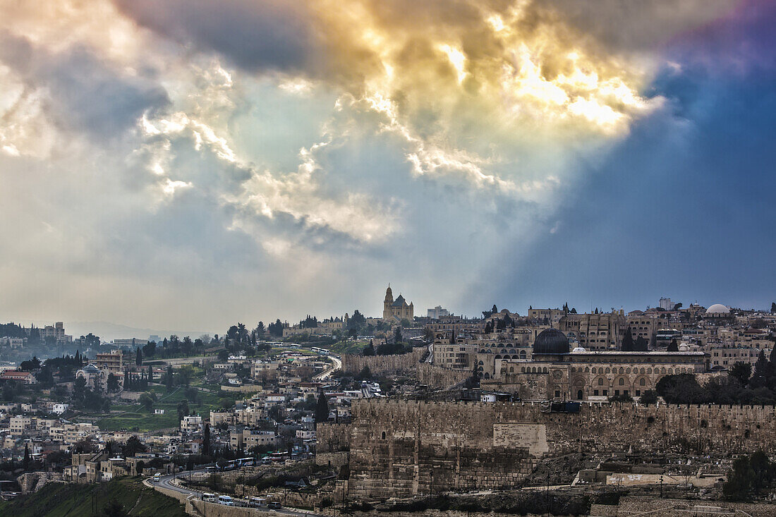 Goldene Wolken über dem Stadtbild von Jerusalem; Jerusalem, Israel