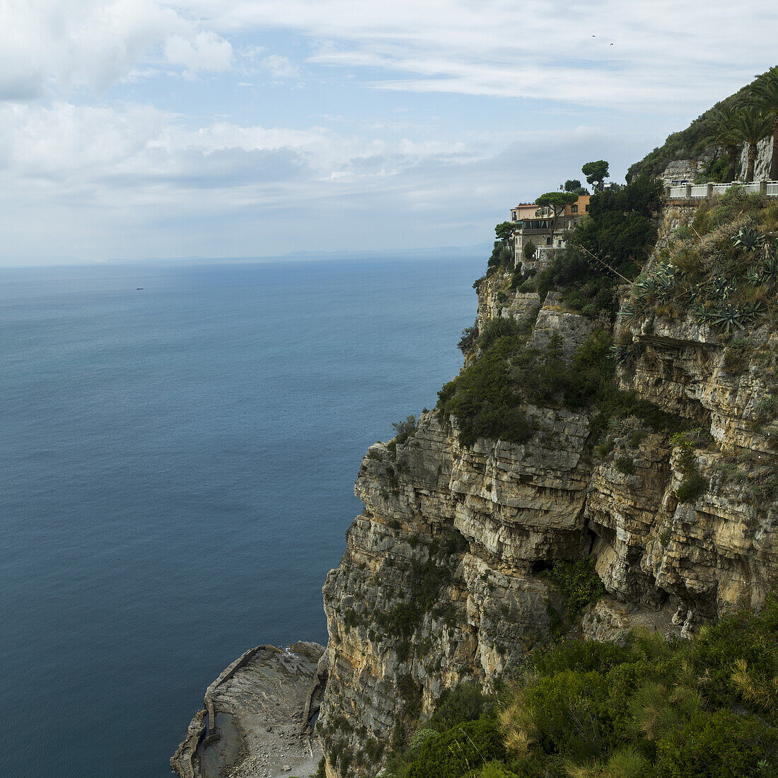 Zerklüftete Felsklippe entlang der Amalfiküste; Amalfi, Italien