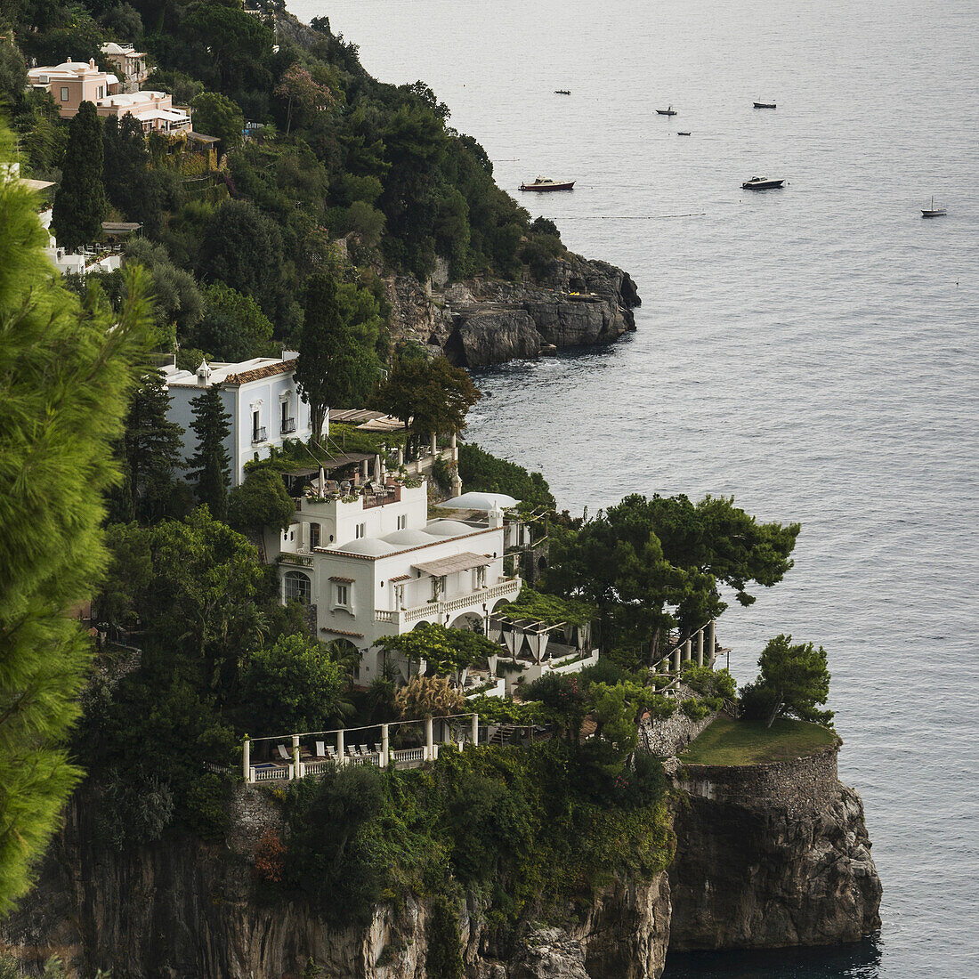 Große Häuser entlang der Amalfiküste; Positano, Kampanien, Italien