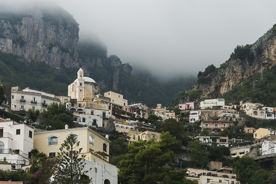 Gebäude entlang der Amalfiküste; Positano, Kampanien, Italien