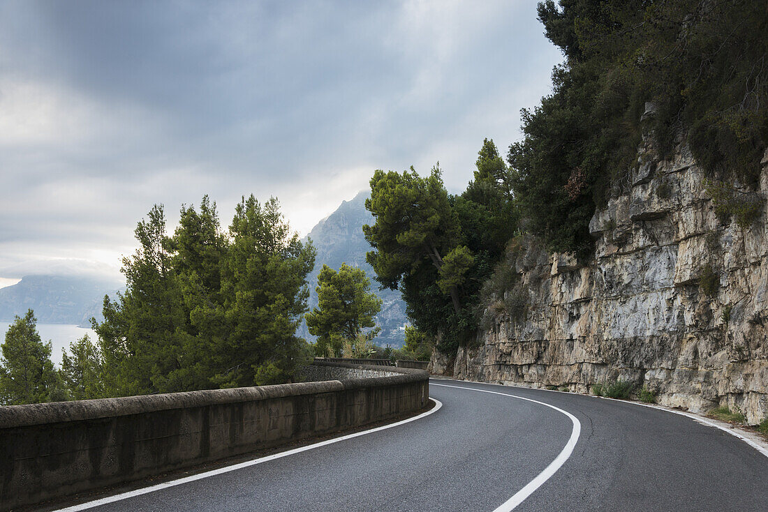 Eine kurvenreiche Straße entlang der Amalfiküste; Praiano, Kampanien, Italien