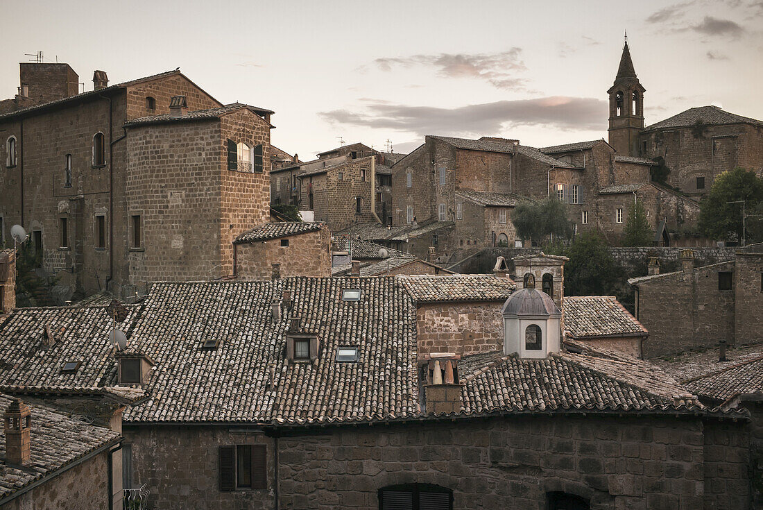 Gebäude und Dächer mit einem Glockenturm; Orvieto, Umbrien, Italien