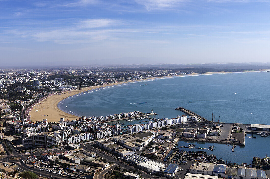 Blick auf Stadt, Strand und Bucht von Agadir von der Kasbah aus; Agadir, Marokko