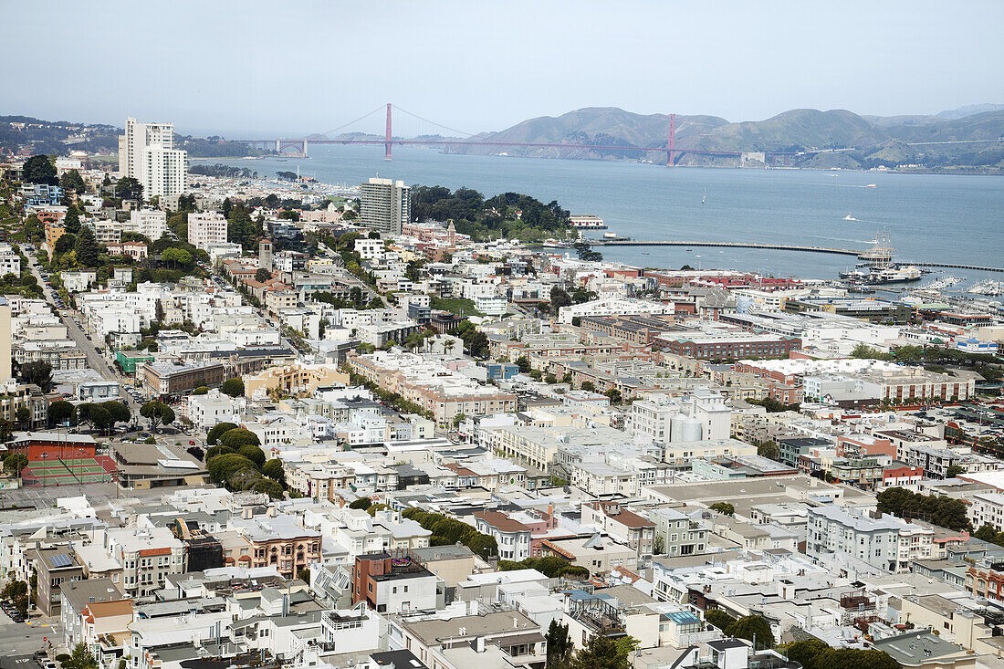 Stadtbild von San Francisco und Golden Gate Bridge; San Francisco, Kalifornien, Vereinigte Staaten Von Amerika