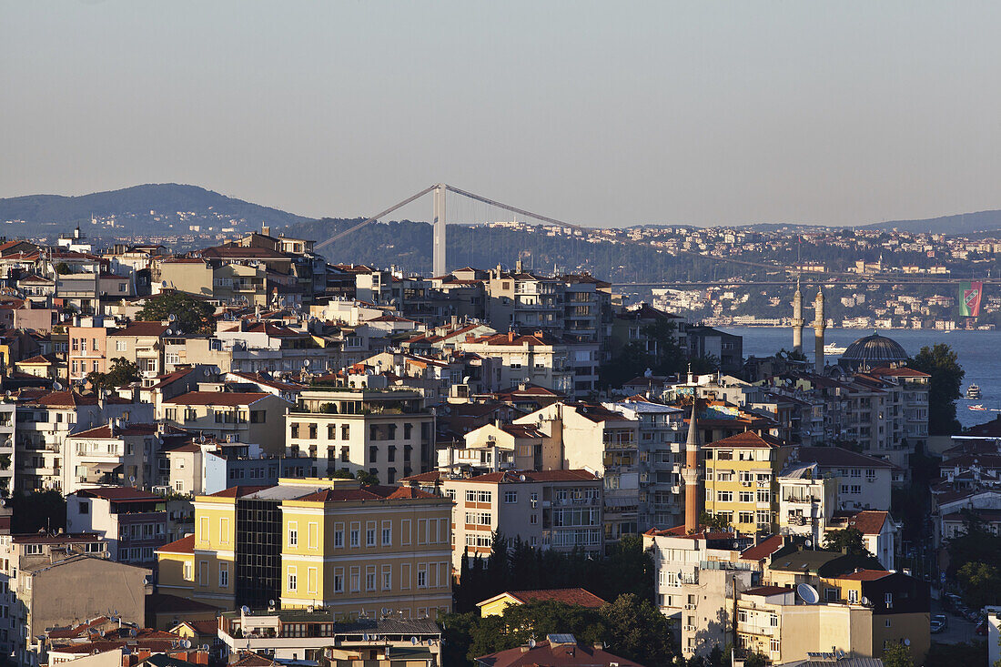 Blick über die Dächer Istanbuls in der goldenen Stunde auf die Bosphurus-Brücke zwischen Europa und Asien; Istanbul, Türkei