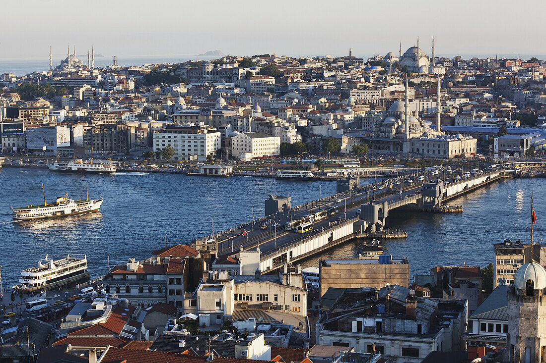 Goldene Stunde Blick über die Uferpromenade des alten Istanbul (Sultanahmet) mit Booten im Wasser; Istanbul, Türkei