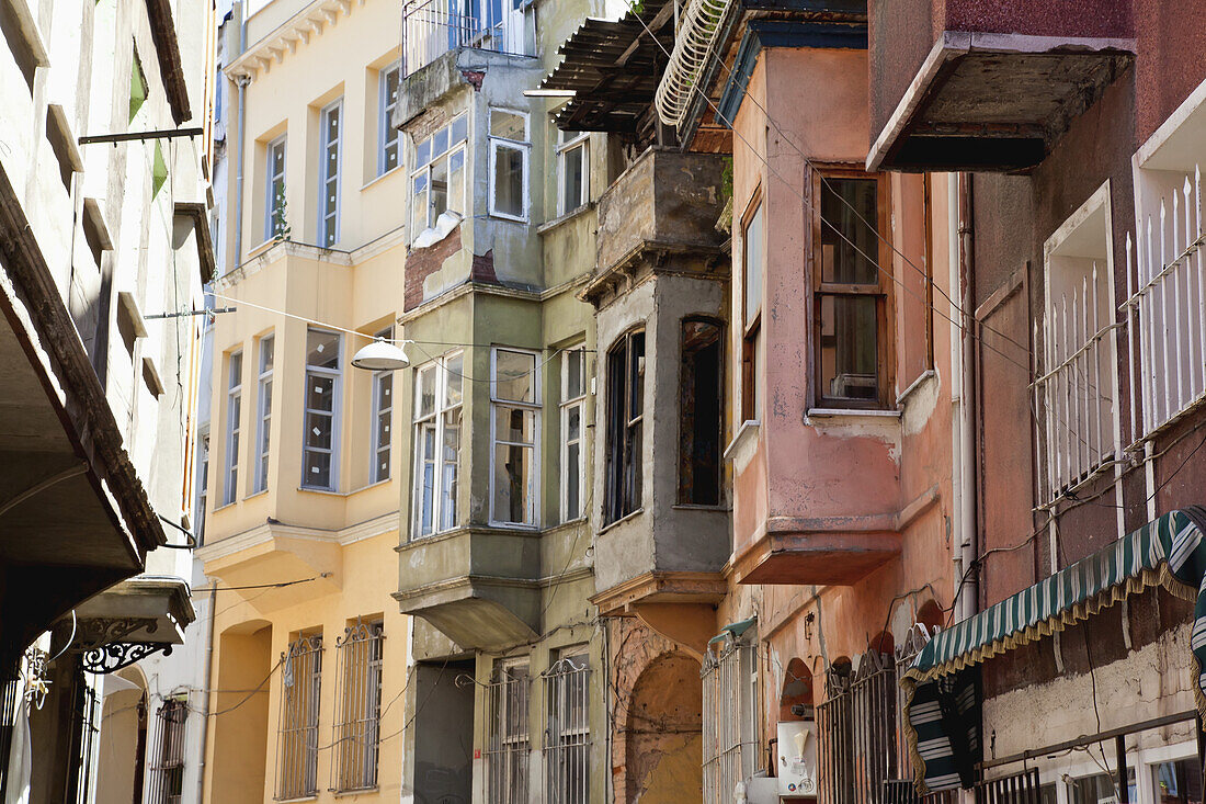 Alte und leicht baufällige Gebäude im Fener-Viertel; Istanbul, Türkei