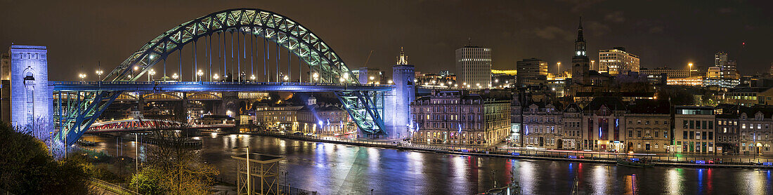 Beleuchtete Tyne-Brücke über den Fluss Tyne bei Nacht; Newcastle, Tyne And Wear, England