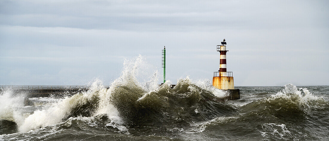 Leuchtturm und plätschernde Wellen; Amble, Northumberland, England