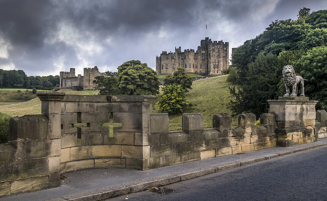 Alnwick Castle mit Kreuzen in der Steinmauer; Alnwick, Northumberland, England