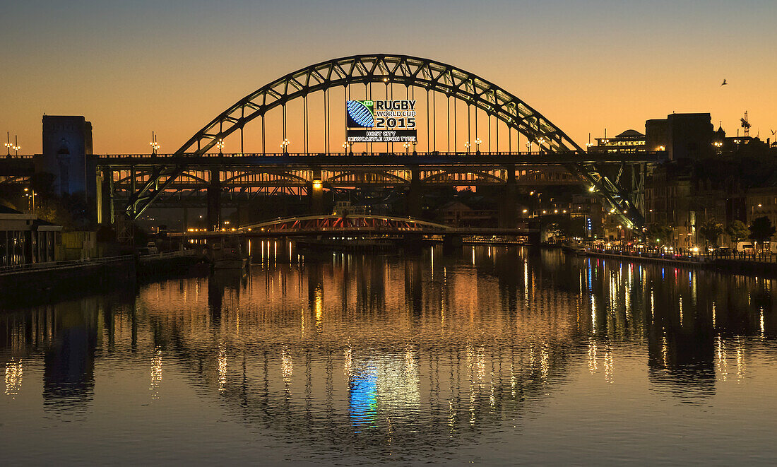 Tyne-Brücke über den Fluss Tyne bei Sonnenuntergang; Newcastle, Tyne And Wear, England