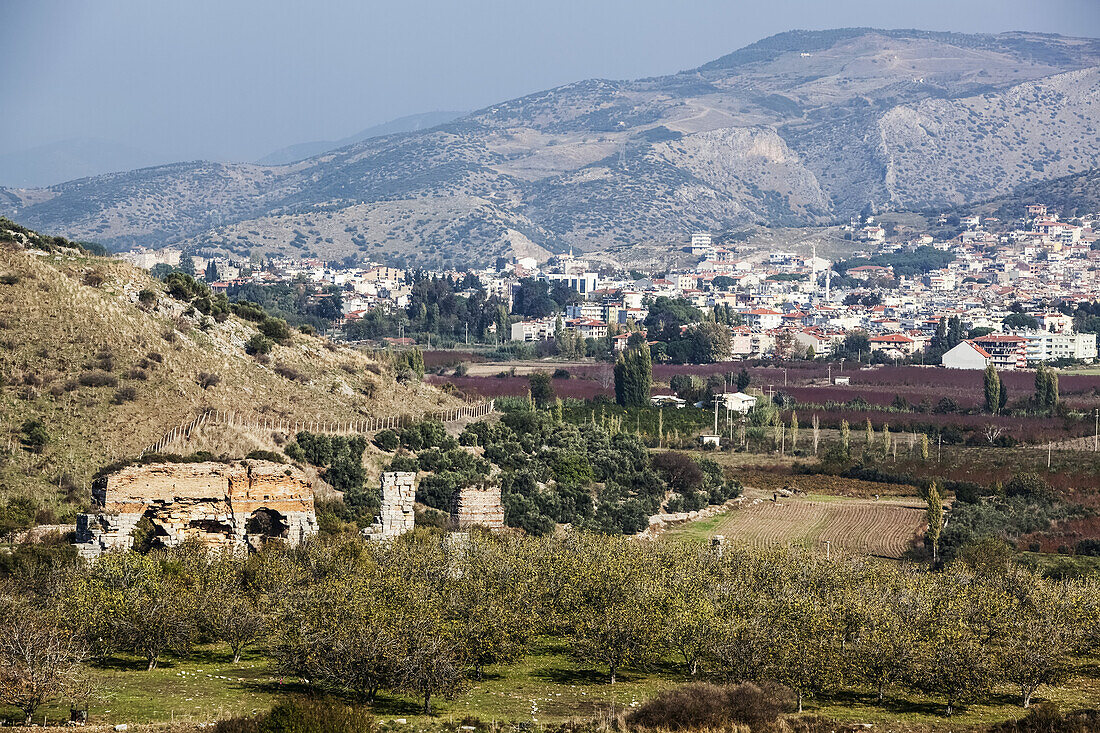 Eine antike Mauer und die Landschaft von Selcuk, in der Nähe der antiken Stadt Ephesus; Ephesus, Türkei