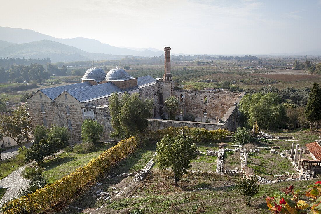 Ein Minarett an einer Moschee und eine Landschaft mit Bergen in der Ferne; Ephesus, Türkei