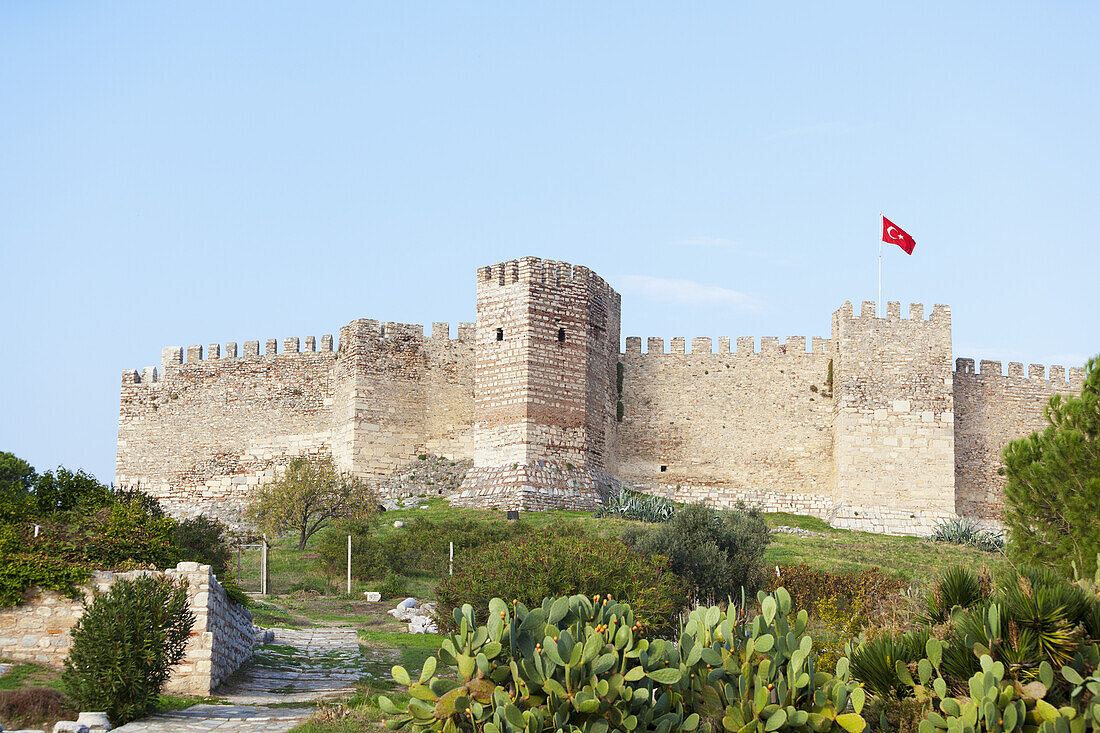 Burg von Selcuk und die türkische Flagge; Ephesus, Türkei