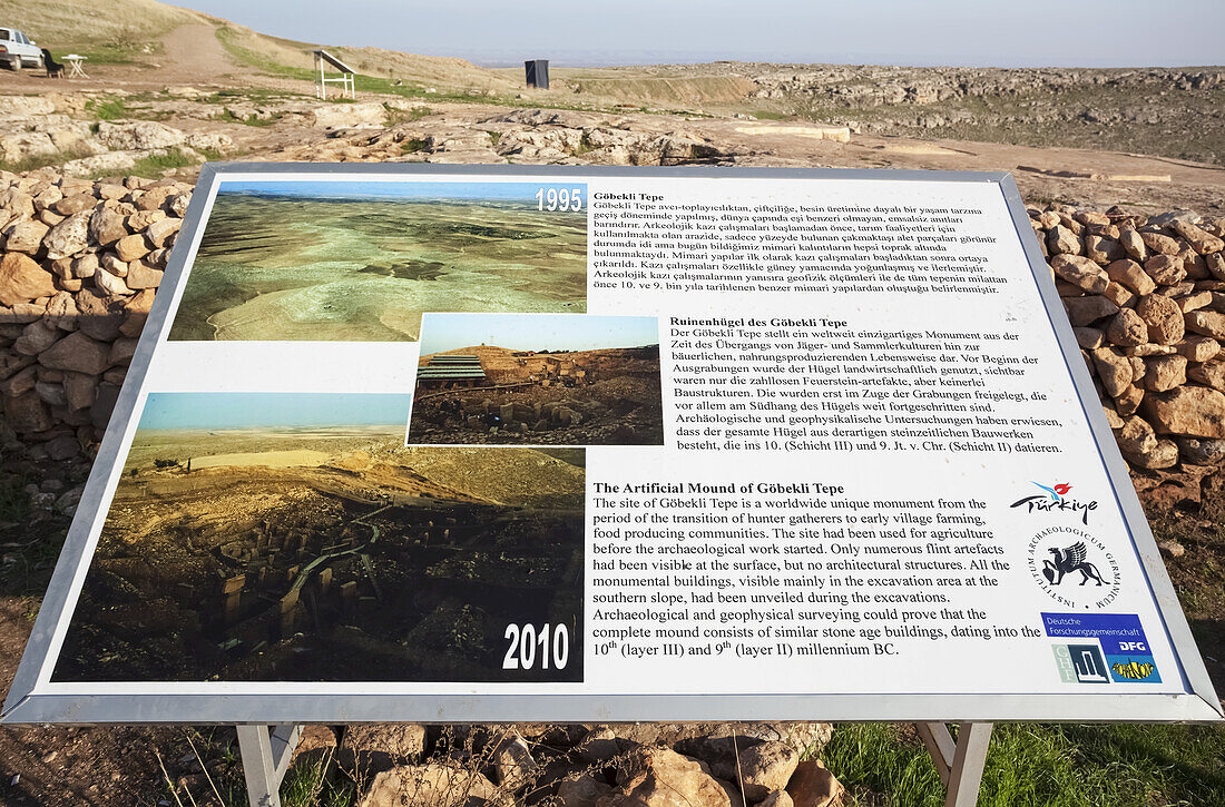 Schild bei den antiken Ruinen der ältesten Zivilisation; Gobekli Tepe, Türkei